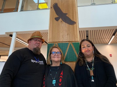 Artist, Jody Broomfield (left), with the Welcome Figure alongside mother Kathy Carpenter (middle).